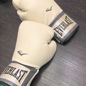 Everlast Off-White Boxing Gloves 12 oz.
